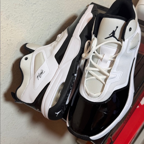 Jordan Men’s Black and White Low-Top Athletic Sneakers main image 5
